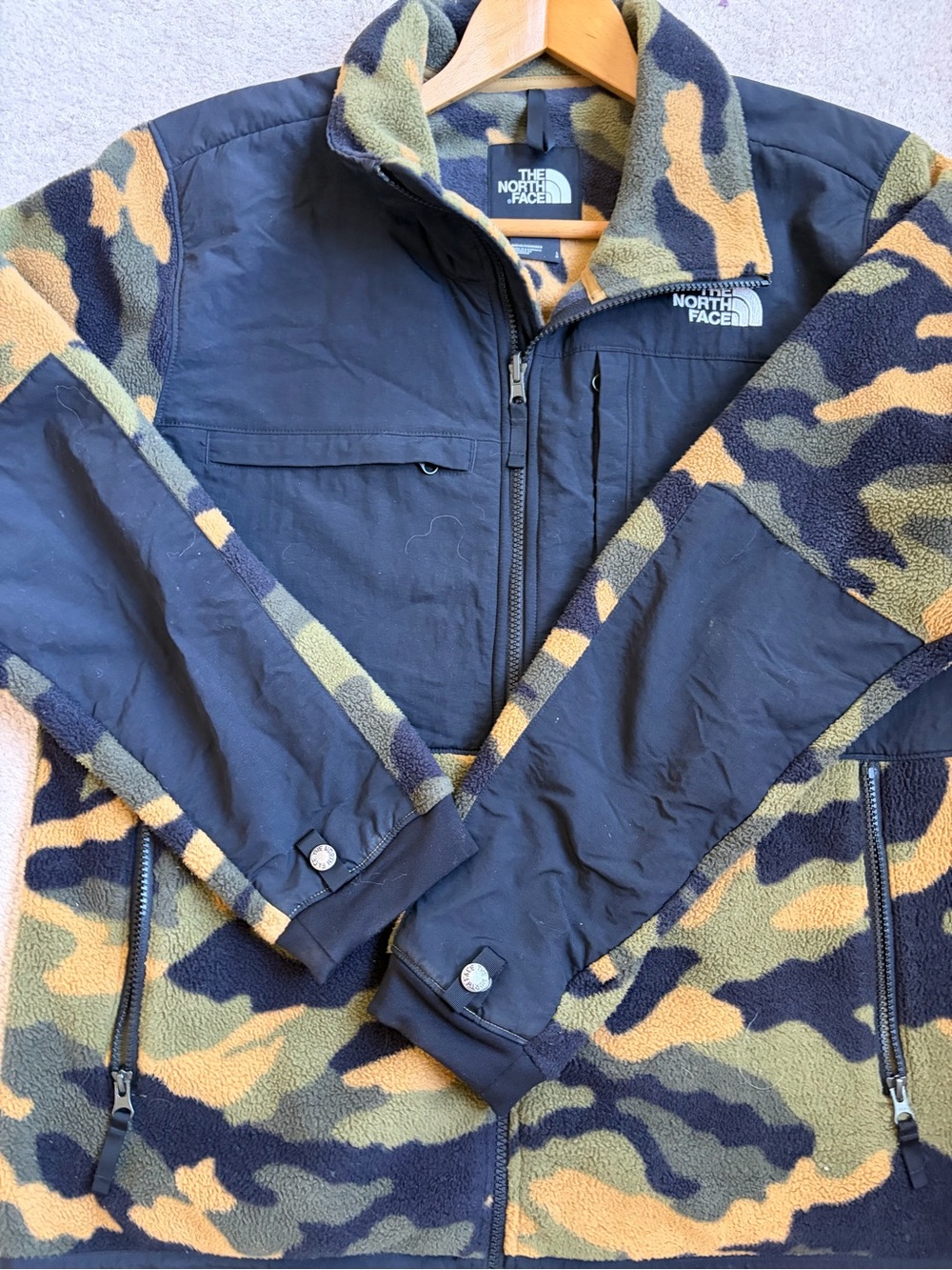 Men’s The North Face Denali-style fleece jacket in a bold black + woodland camo - Picture 8 of 9